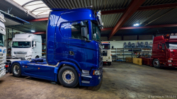 20251019-Tom-Holding-00348